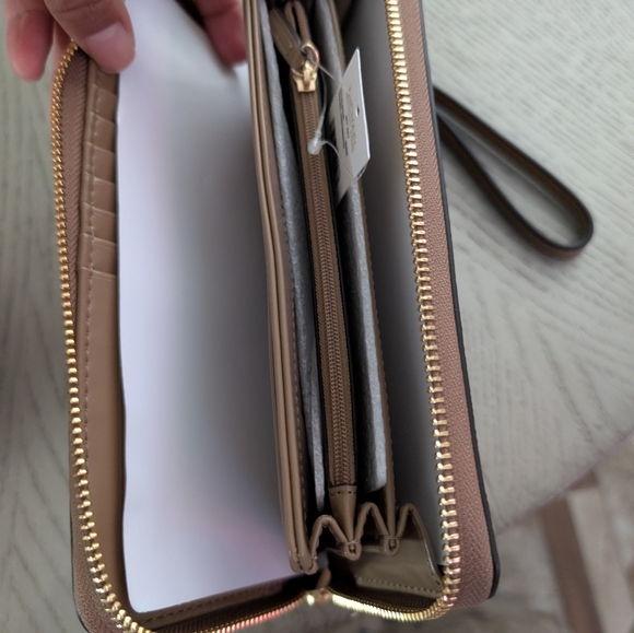 Bran New Michael Kors Tan Signature Wristlet - Picture 4 of 7